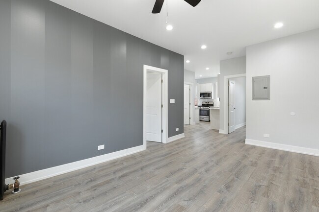 Foto del edificio - 7624 N Eastlake Terrace