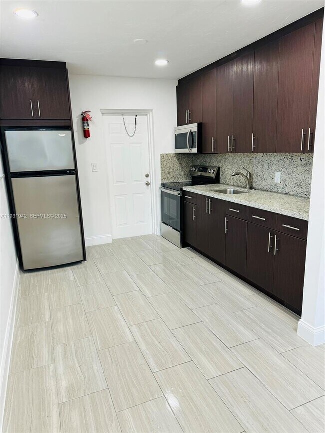 Foto del edificio - 631 NW 11th Ave