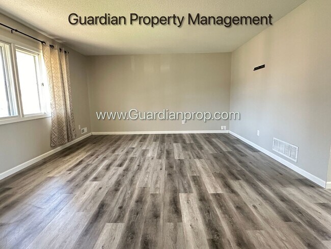 Building Photo - Champlin Single Family Home, Large Fenced Yard, Deck, 2 Car Garage,  Video Tour