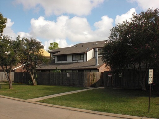 Building Photo - 3BD 2BA TOWNHOUSE