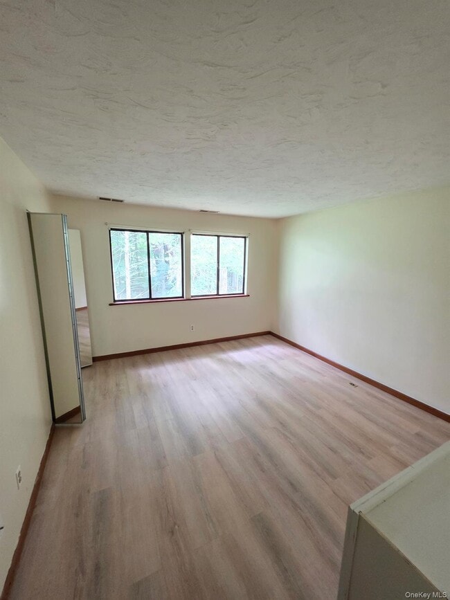 Building Photo - 285 Village Ct
