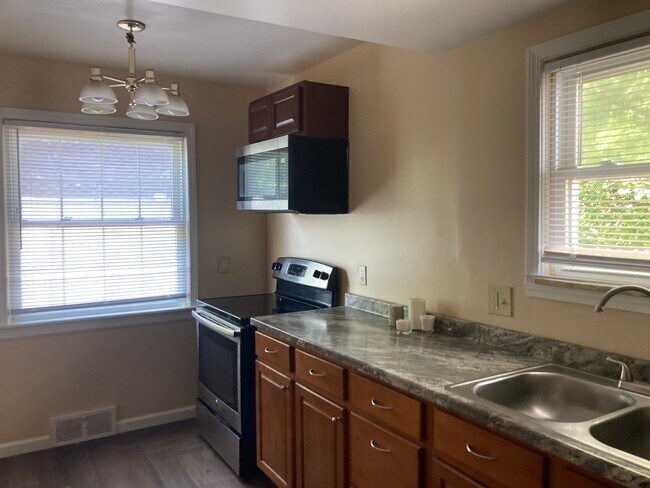 Building Photo - 4 Bedroom South Euclid House for Rent