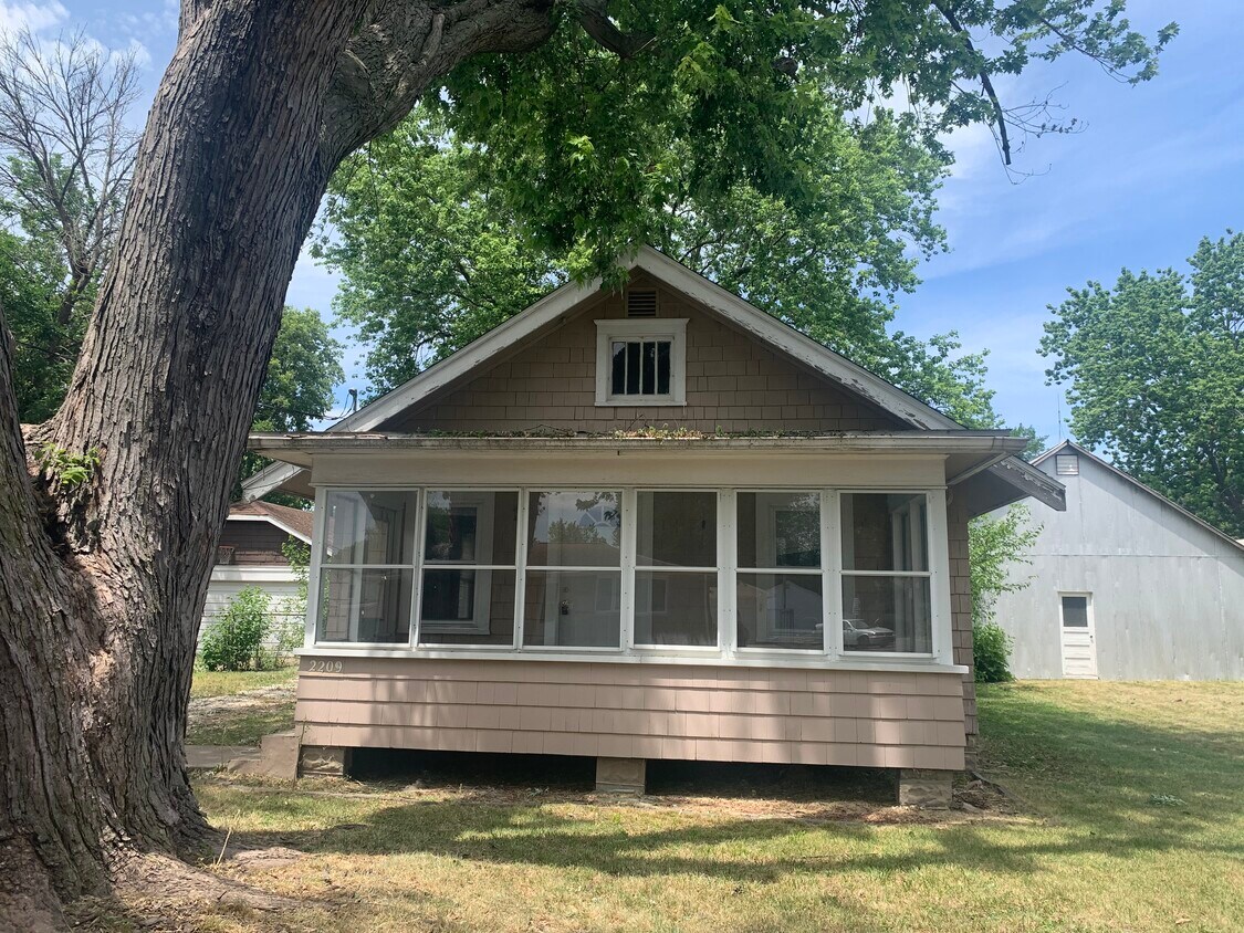 Primary Photo - 2209 W Callender Ave