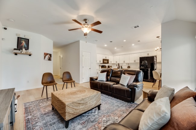 Foto del edificio - 2404 Castle Creek Dr