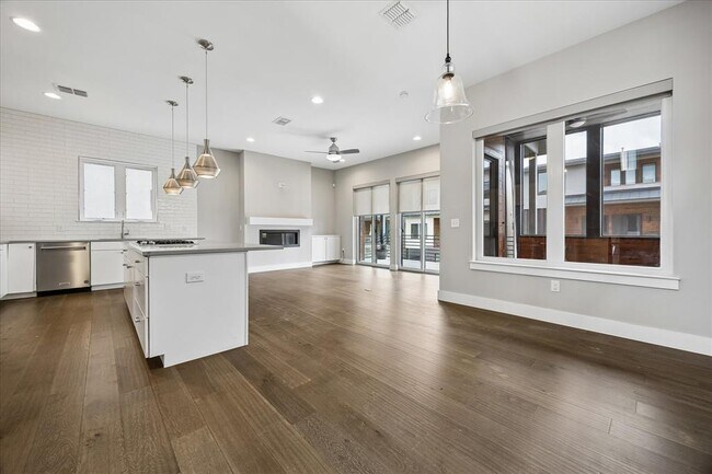 Foto del edificio - 5006 Pecan Springs Rd