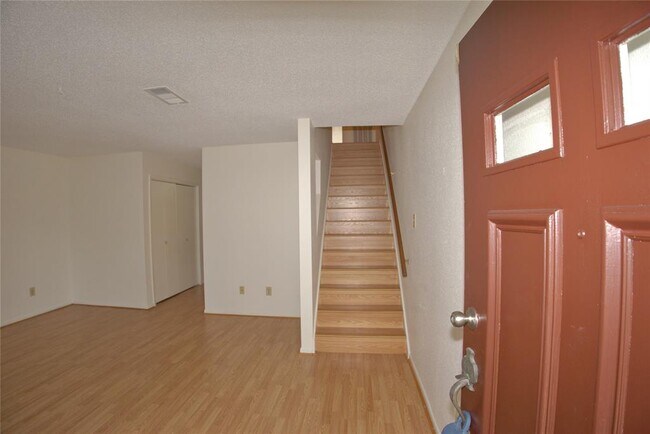 Foto del edificio - 17822 Kings Park Ln