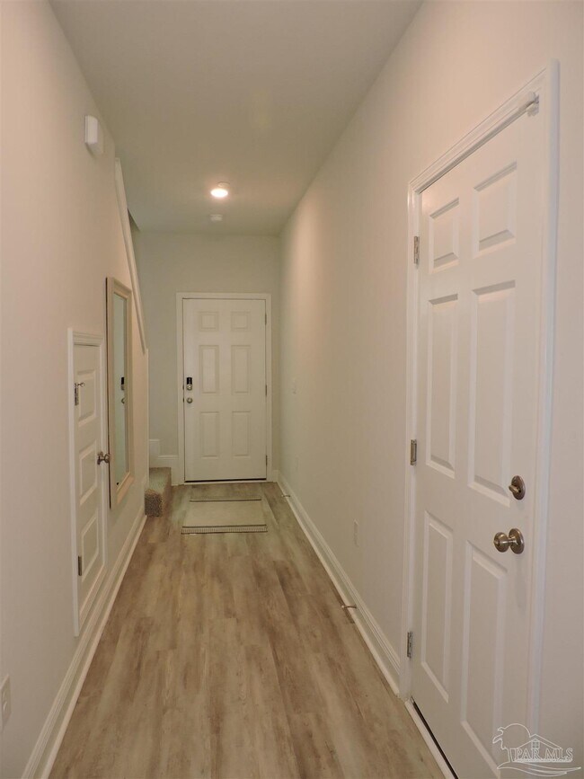 Foto del edificio - 7170 Village Ln