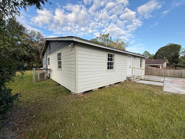 Foto del edificio - 4831 Saphire Ave