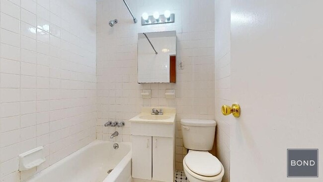 Building Photo - 425 E 65th St