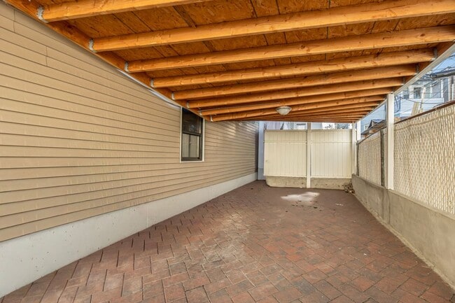 Building Photo - 1837 Wallace Ave