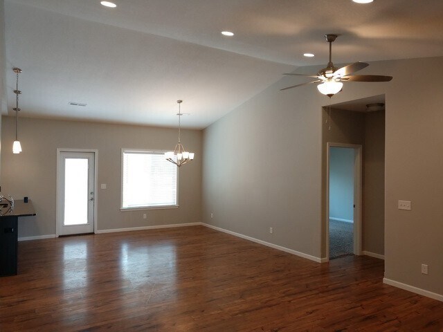 Building Photo - 3 Bedroom, 2 Bath East Side home with upgr...