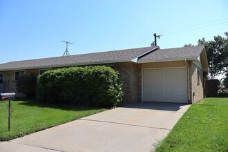 Building Photo - 1802 Hilltop Ct