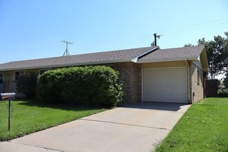 Building Photo - 1802 Hilltop Ct
