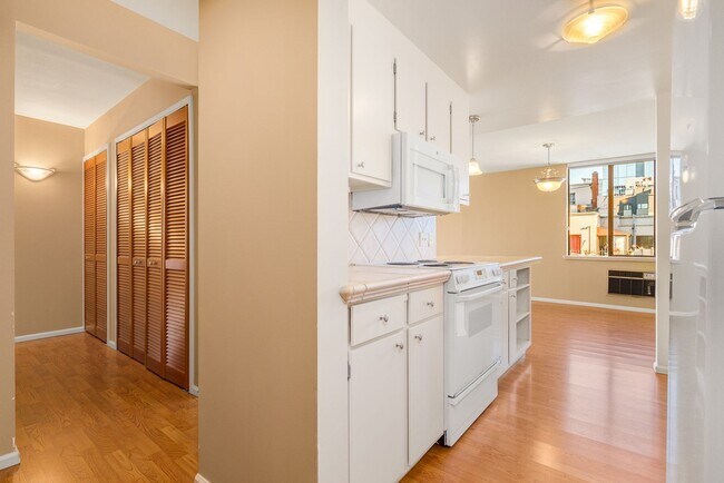 Foto del edificio - $300 OFF FIRST MONTHS RENT!! 2 Bedroom 1.7...