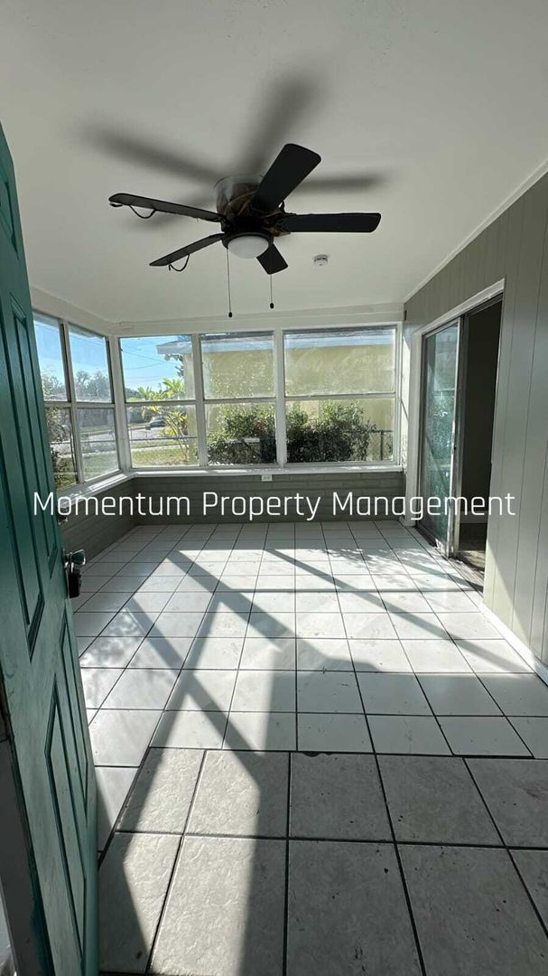 Foto del edificio - Beautiful & Cozy 4 bedrooms 2 bathrooms property in Sarasota! Apply for FREE This Holiday Season!