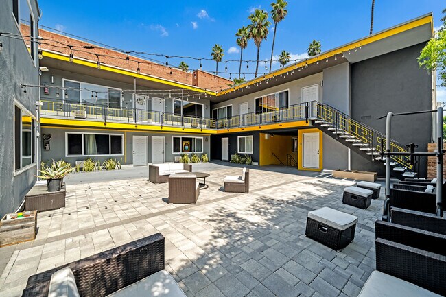 Lindo y elegante patio con áreas comunes - 417 S Kenmore Ave