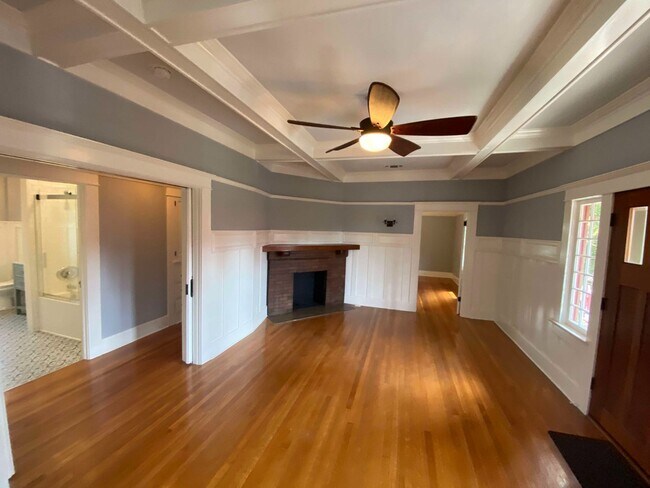 Building Photo - Gorgeous 2 story Home with 4 Beds + 2 Bath...