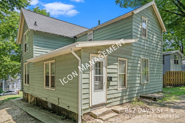 Building Photo - 842 Davis St