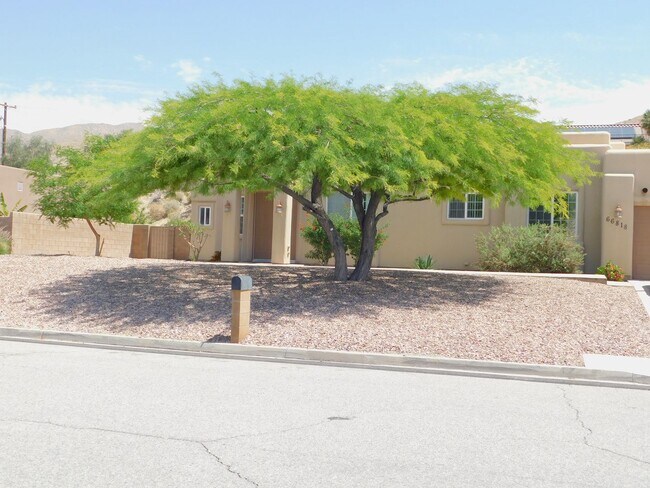 Foto del edificio - BIG, BEAUTIFUL 3  BED+LARGE BONUS ROOM  2.5 BATH HIGH UP IN DHS