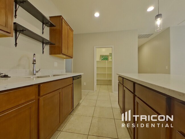 Foto del edificio - 7343 W Hughes Dr