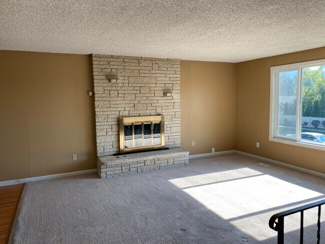 Building Photo - South Hill - 4 Bedroom House!