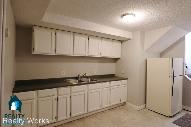 Building Photo - 886 S 33rd St