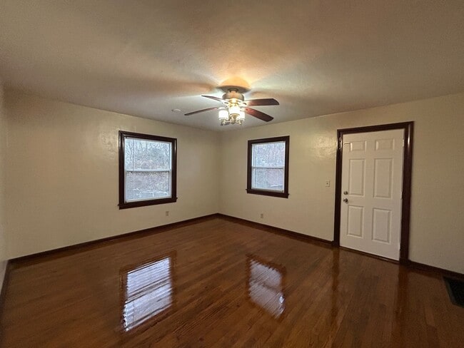 Building Photo - Private 2 bedroom 1 bath bungalow in Davenport