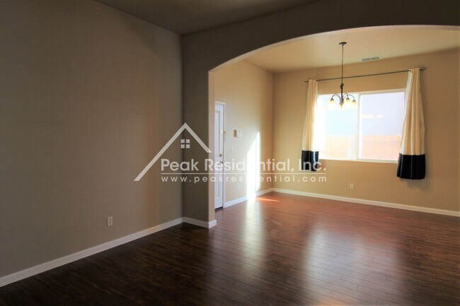 Foto del edificio - Very Nice 4bd/3ba Elk Grove House with 2 C...