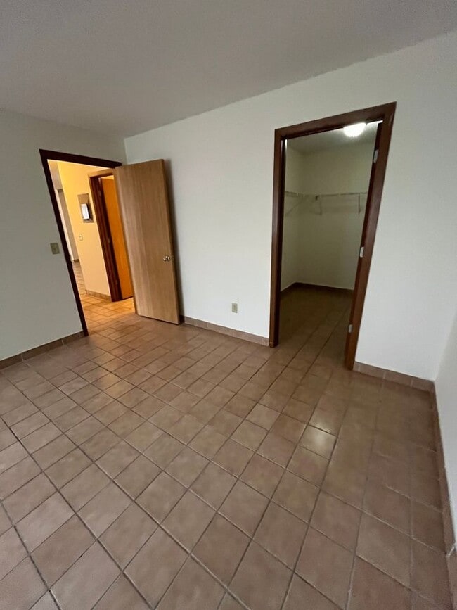 Building Photo - 1053 Cromwell Ave