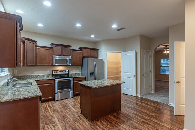 Photo - Available Now! Wonderfull Location! 2/2.5 Townhome w/ Upgrades.