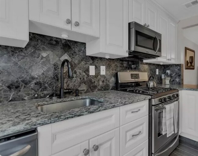 Building Photo - 908 Woodcliff Dr