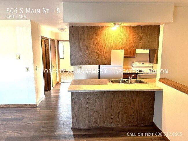 Building Photo - Great townhome style private entry Pardeev...