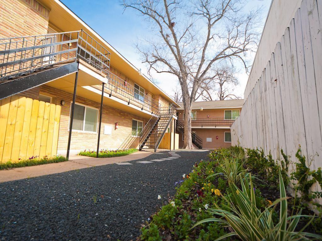 Foto principal - 3202 Yale St