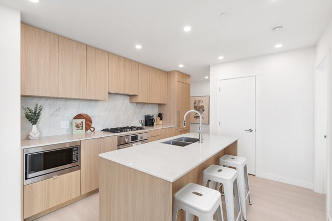 Building Photo - 626 Claremont St