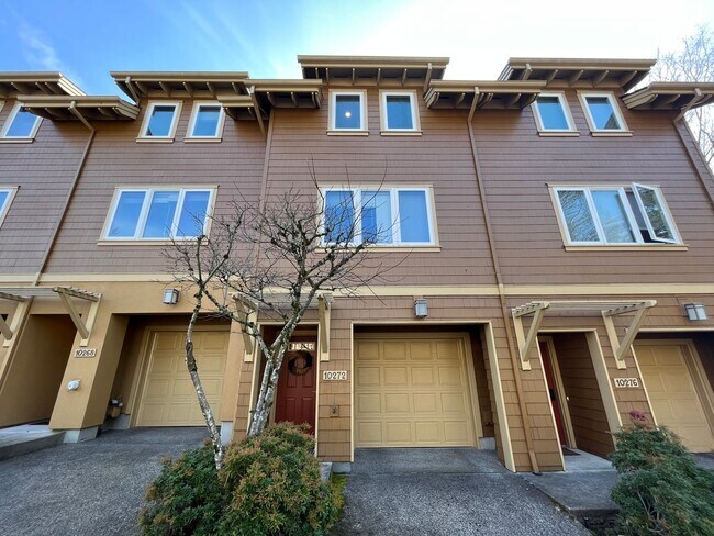 Foto del edificio - Incredible Forrest Park Townhome!! 2 bedroom, 2 bath, HUGE attached Garage!