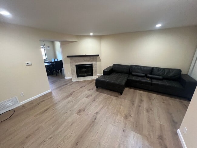 Building Photo - Beautiful 3 bed 2.5 bath Townhouse in Campbell with AC. This is a must see.