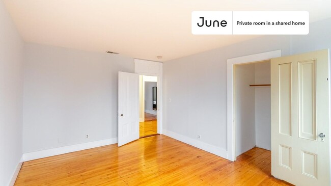 Foto del edificio - Private bedroom in 5 bed/2.5 bath Home