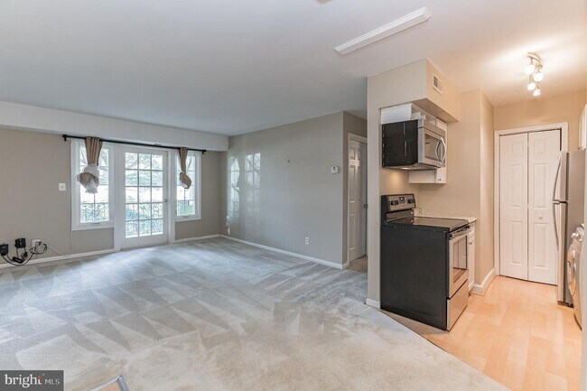 Foto del edificio - 5900D Surrey Hill Pl