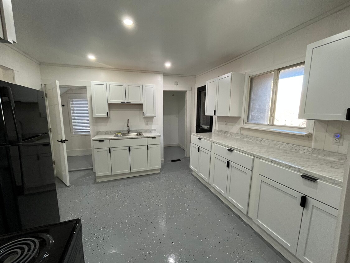 Building Photo - 135 W 1st St