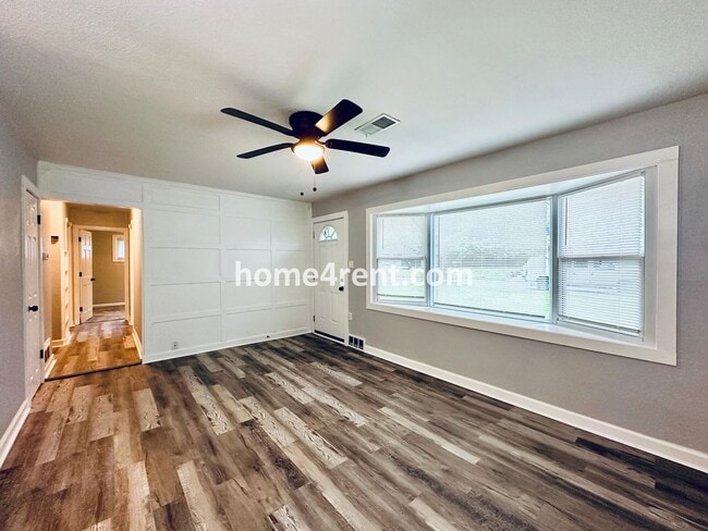 Foto del edificio - Lovely Three Bedroom Home in KCMO and an Updated Kitchen  w/ Granite and SS Appliances, including...