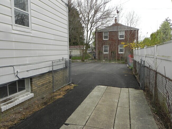 Foto del edificio - Two bedroom lower duplex in West Toledo 42...