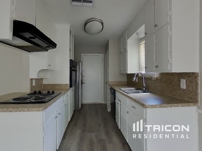 Foto del edificio - 6212 Douglas Dr