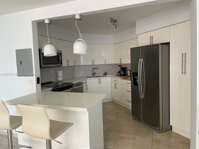 Building Photo - 5161 Collins Ave