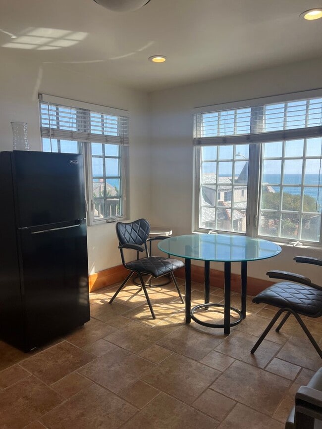 Foto del edificio - Gorgeous 2 bedroom 2 bath Furnished Upper ...