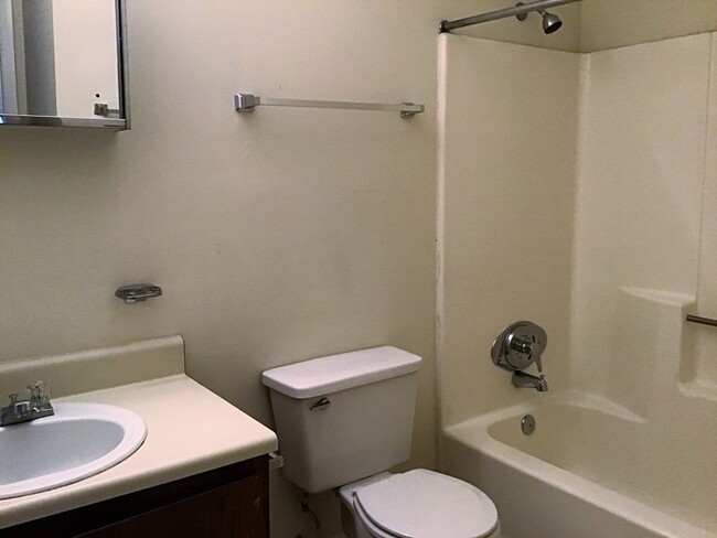 Building Photo - 2 Bedroom Condo in Eagles Landing!