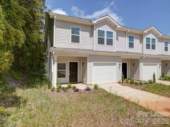 Building Photo - 916 S Battleground Ave