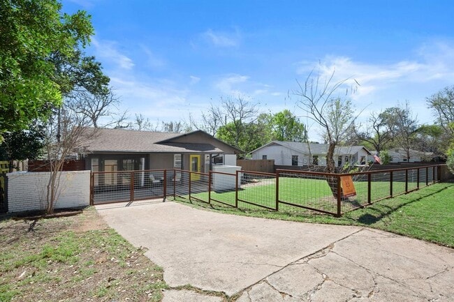 Building Photo - 3203 S Oak Dr