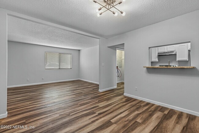 Foto del edificio - 3765 Crown Point Rd