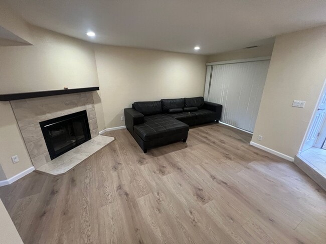 Building Photo - Updated 3 bed 2.5 bath Townhouse in Campbe...