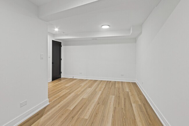 Foto del edificio - Renovated 3 bed in Logan Square - Now Leasing! (Garden Unit)